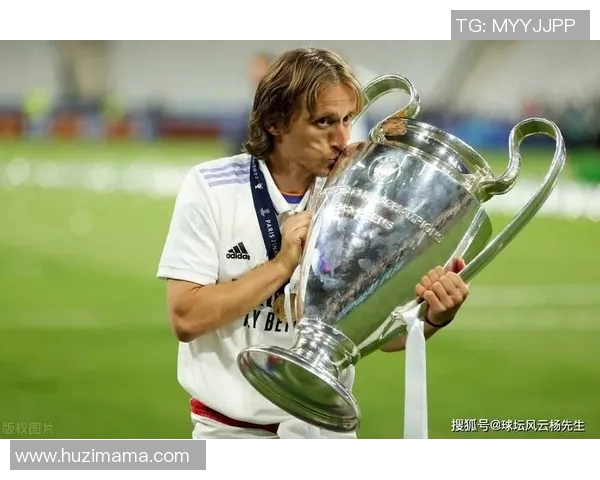 足球明星捧欧冠奖杯的荣耀瞬间展现足球世界的辉煌与梦想 足球明星捧欧冠奖杯的荣耀瞬间展现足球世界的辉煌与梦想